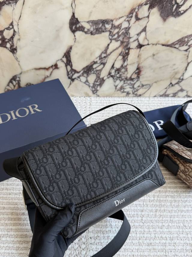 p200 小号 Dior Jett邮差包 Dior Jett邮差包由Jonathan Anderson设计，采用Oblique印花面料+黑色牛皮革饰边，复古金属
