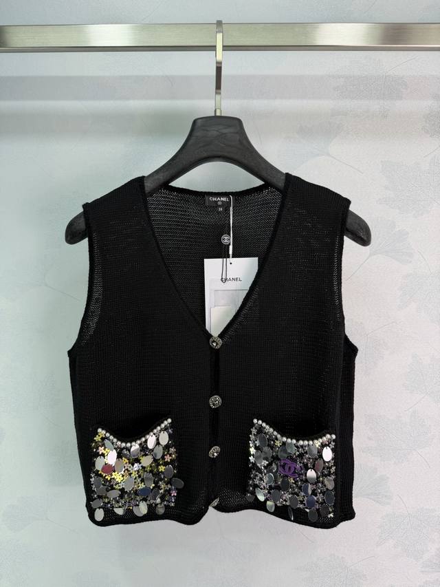 p250Ch*26 Spring/Summer New Arrival Black V-Neck Knitted Vest. Soft and breathab