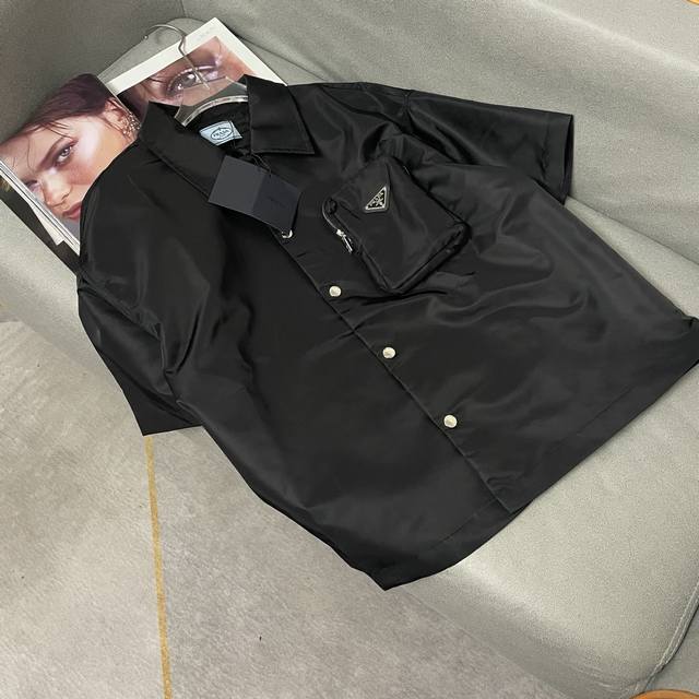 p230 Prada celebrity-endorsed black workwear short-sleeved shirt. Prada's reputa
