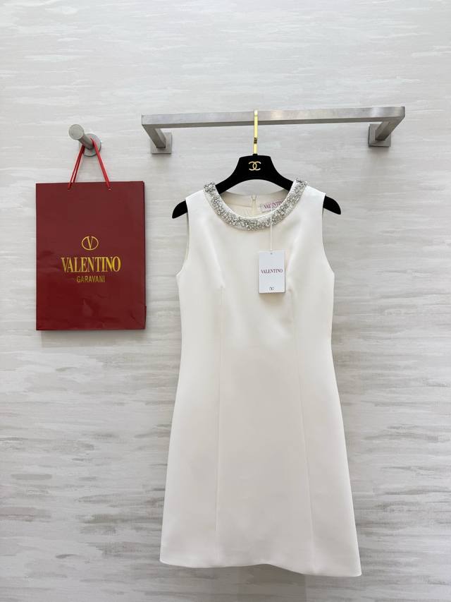 p490Valentin2 Hand-studded Rhinestone Straight Dress. The neckline is fully ador p490Valentin2 Hand-studded Rhinestone Straight Dress. The neckline is fully ador