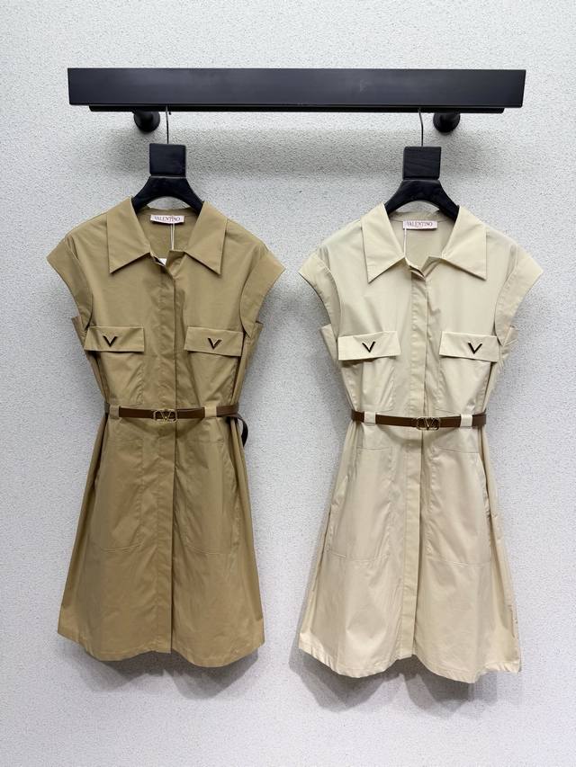 p350 Valentino dress with belt! A sophisticated and elegant outfit with a high-e