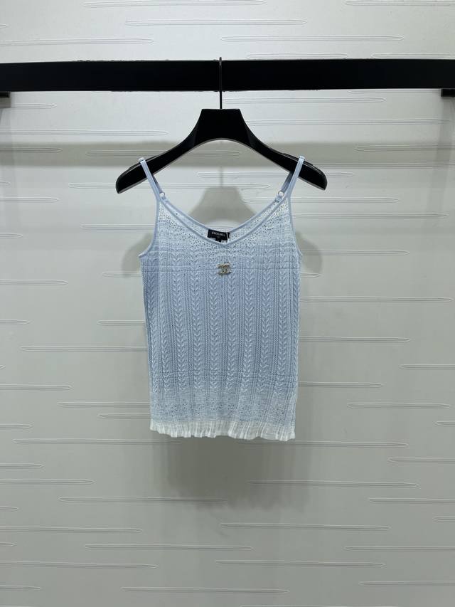 p250上新原单高端品质 Chane* 2026春夏最新系列！烫钻针织吊带背心！定制冰丝针织材质 轻薄透气 针织吊带背心裁剪 通体镂空钩织烫钻装饰 视觉显瘦效果