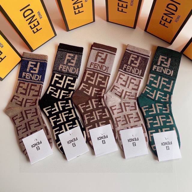Special offer p60, comes with packaging. Fendi's new classic mid-length gold thr
