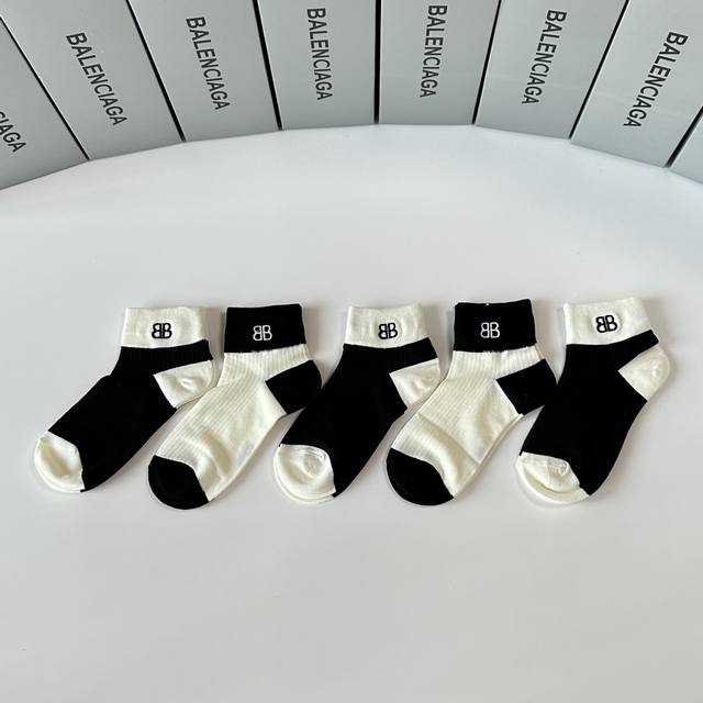特p60 配专柜包装 Balenciaga 巴黎世家 新款中短款堆堆袜袜子！一盒五双，专柜同步筒袜袜子，大牌出街，潮人必备超好搭