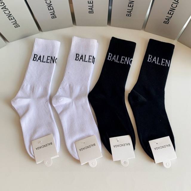 特p60 配专柜包装 Balenciaga 巴黎世家 新款中长款堆堆袜袜子！一盒四双，专柜同步筒袜袜子，大牌出街，潮人必备超好搭