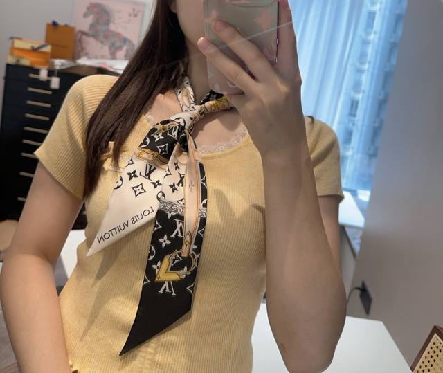 70 Lv尖角链条 今年出的神仙配色超级Nice官网最新款，Tiwlly官网同步在售。上新，终于到货了，Lv最新双层束发带~绑带.领结.飘带各种多用途国内官网也