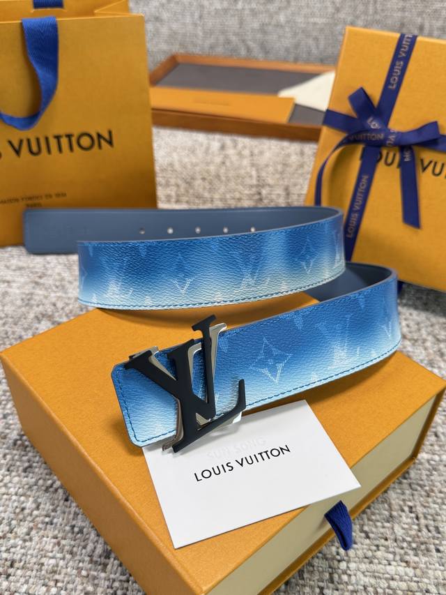 180 Louis Vuitton LV belt, blue monogram leather, original hardware, exquisite h 180 Louis Vuitton LV belt, blue monogram leather, original hardware, exquisite h