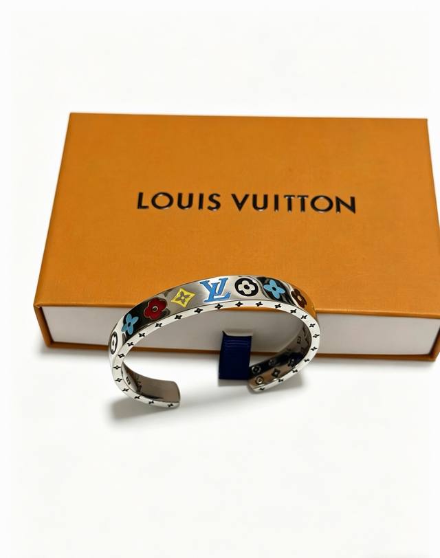 p210 High-quality Louis Vuitton (LV) bracelet/bangle, crafted in Franc style, or