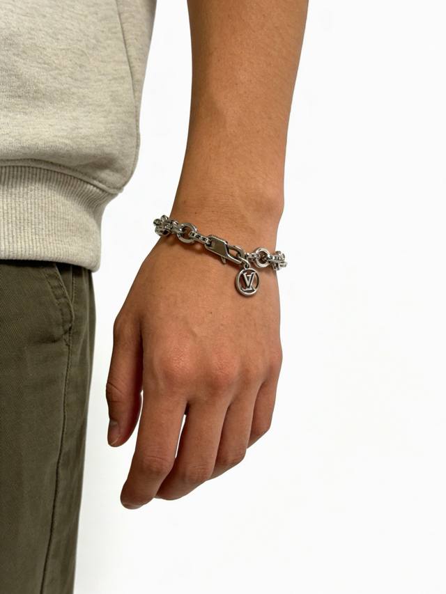p120 High-quality Louis Vuitton (LV) bracelet, original single item, new model,