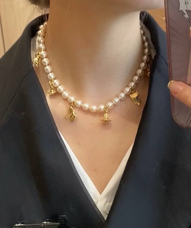 p120 Vivienne Westwood Necklace (Ddd) - A must-buy! The pure royal crown is a cl