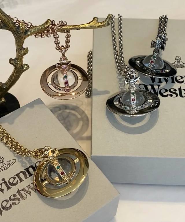 p110 Large Vivienne Westwood - You can't go wrong with this! The pure royal crow