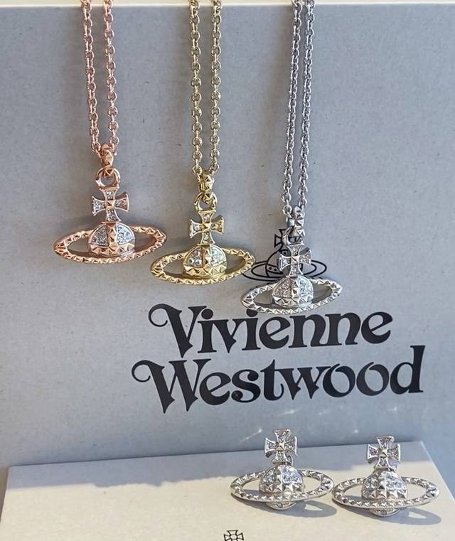 p80 Vivienne Absolutely a must-buy! The pure royal crown is a classic symbol, it