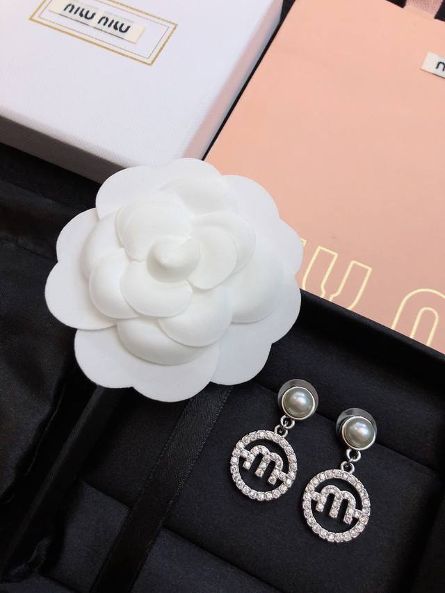 p60 So beautiful! These are the new, trending Miumiu ear hooks, the same style w