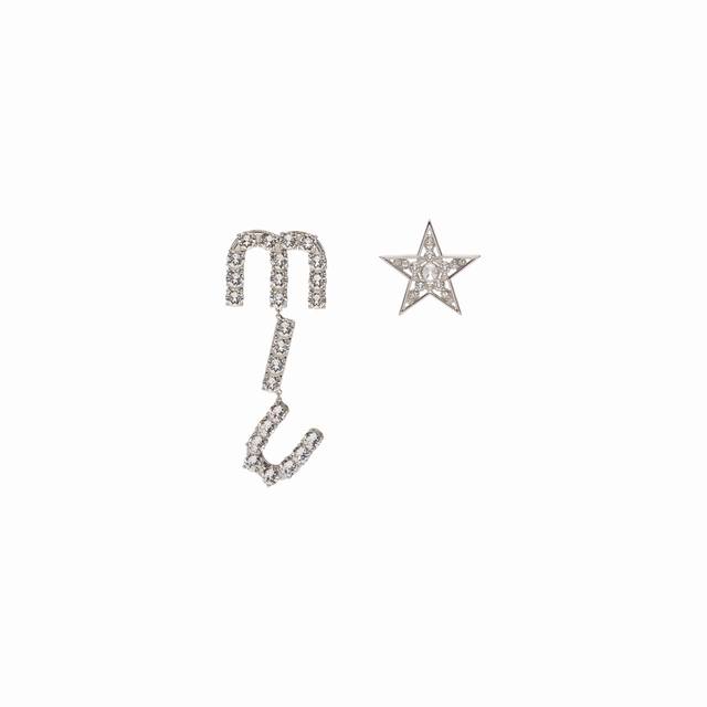 p70 So beautiful! These are the new, trending Miumiu ear hooks, the same style w