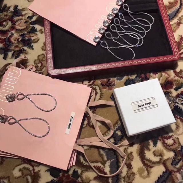 p70 So beautiful! These new Miu Miu ear hooks are a hot trend among online influ