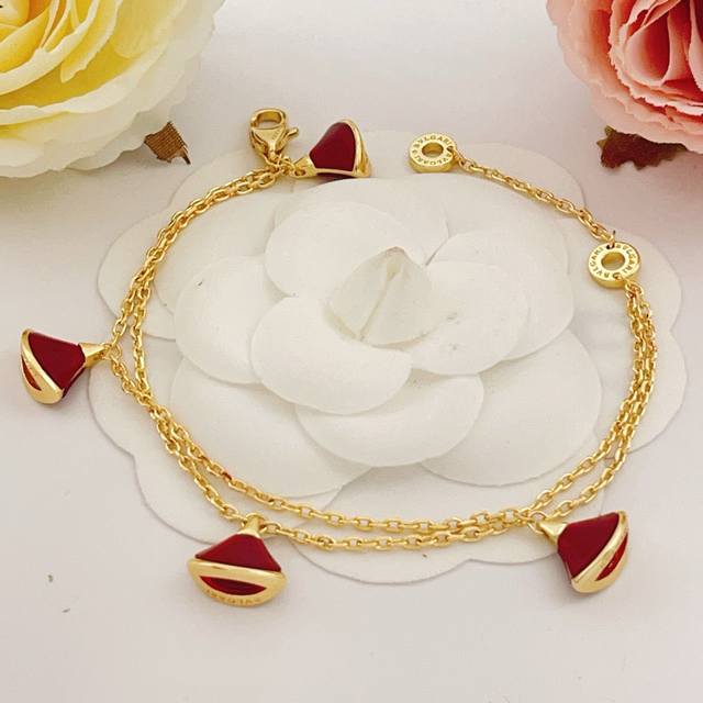 p80 Bvlgari's latest gold tassel double chain red mother-of-pearl fan bracelet,