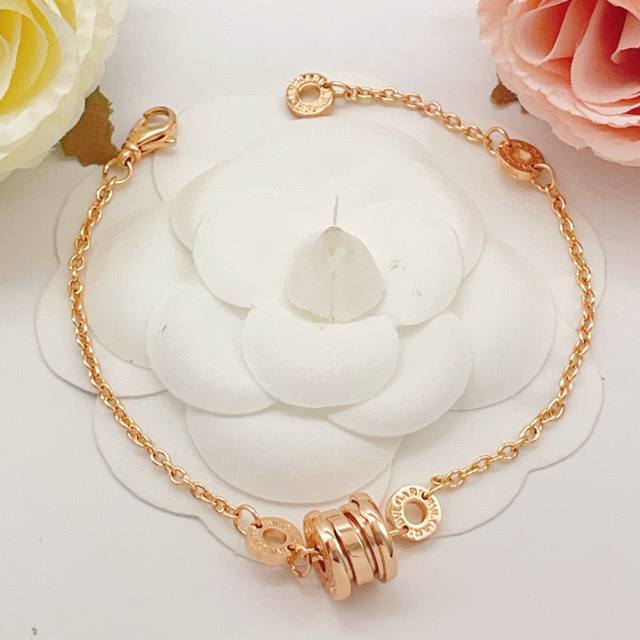 p80 Bvlgari's latest rose gold smooth spring bracelet, made of the same Z batch