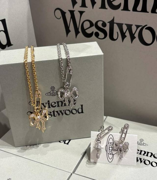 p100 项链Vivienne Westwood西太后薇薇安英国时装设计师，时装的朋克之母！时尚潮流风格，品质强大，超美的设计！简约大气刺绣Logo精致这个款不