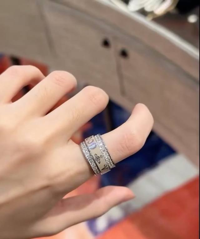 p90 Vivienne Westwood西太后薇薇安英国时装设计师，时装的朋克之母！时尚潮流风格，品质强大，超美的设计！简约大气刺绣Logo精致这个款不用担心