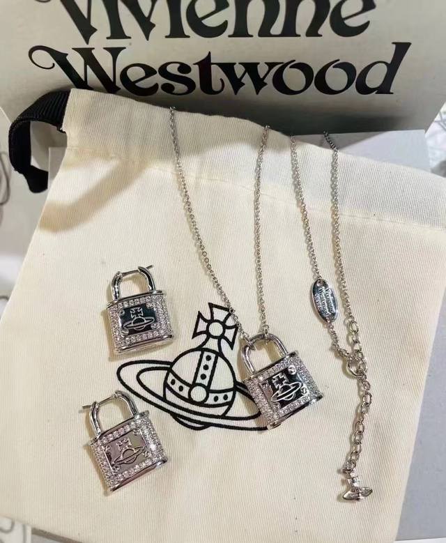 p100 Vivienne Westwood西太后薇薇安英国时装设计师，时装的朋克之母！时尚潮流风格，品质强大，超美的设计！简约大气刺绣Logo精致这个款不用担