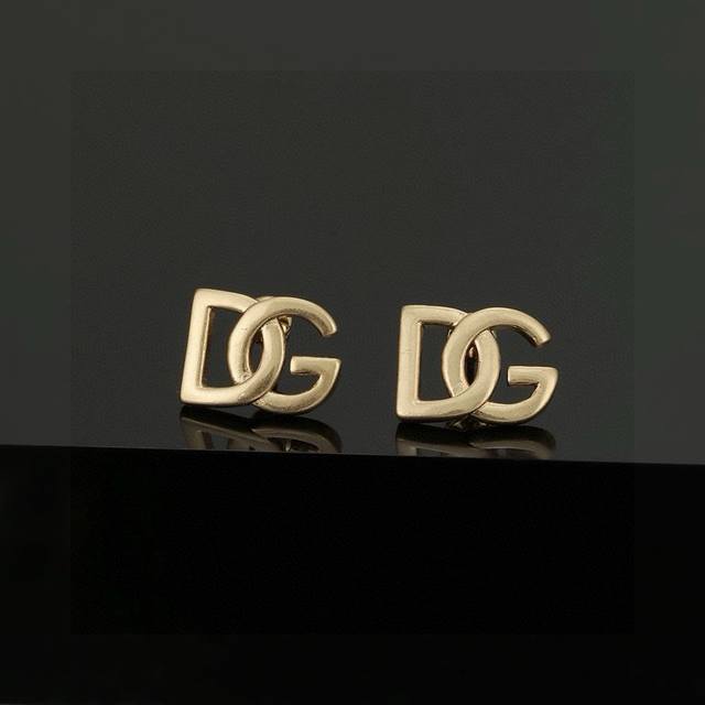 50 D&G Dolce & Gabbana Dg Logo Drop Earrings Add a touch of glamorous elegance t
