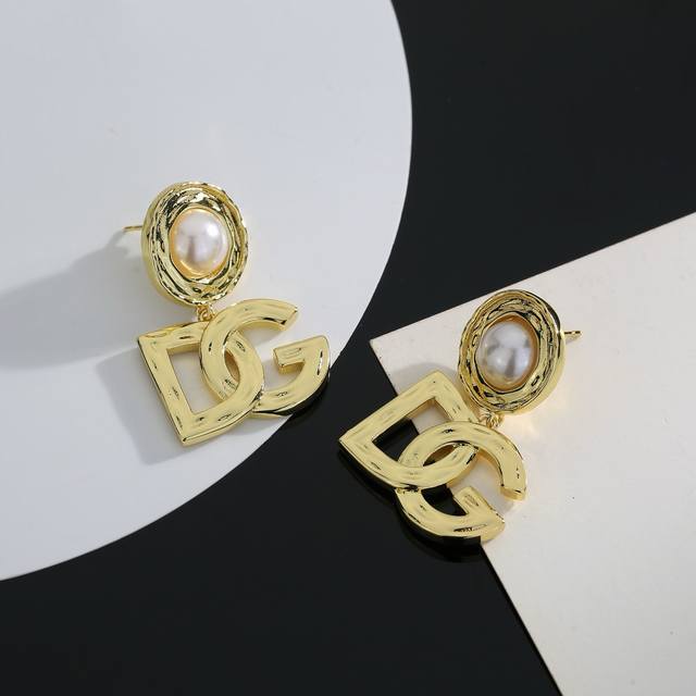 70 D&G Dolce & Gabbana Dg Logo Drop Earrings Add a touch of glamorous elegance t