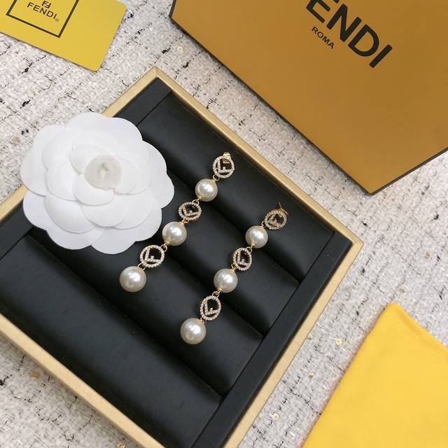 p80 新款 Fendi 芬迪 Logo耳钉 高端定制 爆款新款 简单大方 华丽登场 ，很难见到如此熟悉 素雅的耳钉，精致 非常适合日常搭配，宝宝们，这个绝对值