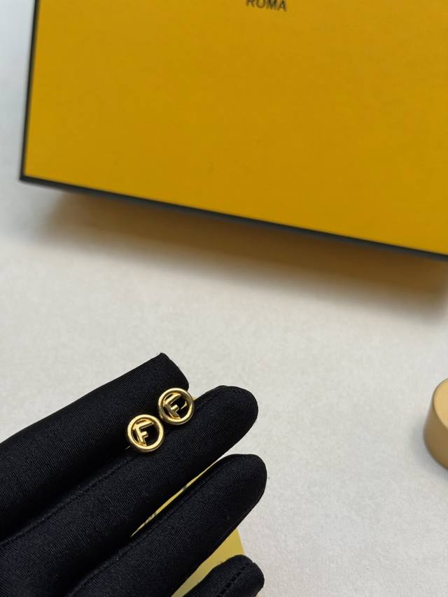 p50 新款 Fendi 芬迪 迷你Logo耳钉 高端定制 爆款新款 简单大方 华丽登场 ，很难见到如此熟悉 精致手链 非常适合日常搭配，宝宝们，这个绝对值得入