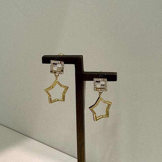 p60新款 Fendi 芬迪 Logo耳钉 高端定制 爆款新款 简单大方 华丽登场 ，很难见到如此熟悉 精致手链 非常适合日常搭配，宝宝们，这个绝对值得入黄铜材