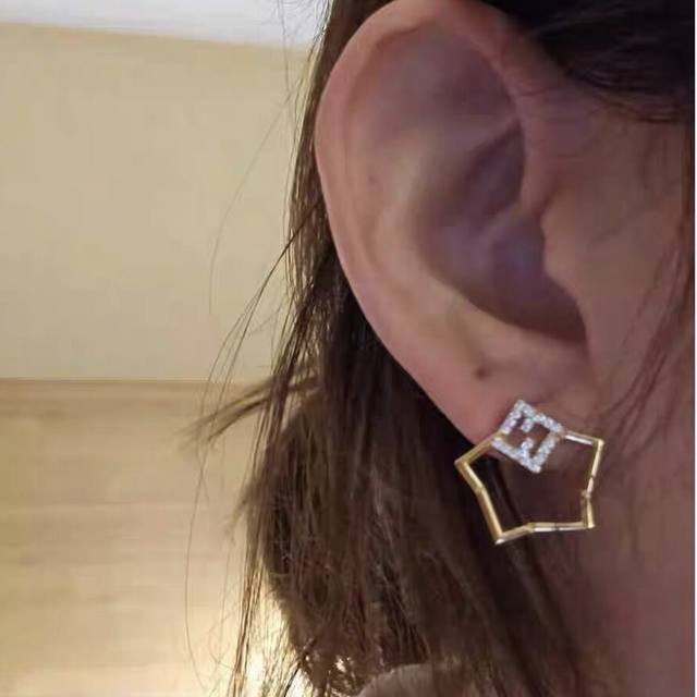 p60新款 Fendi 芬迪 Logo耳钉 高端定制 爆款新款 简单大方 华丽登场 ，很难见到如此熟悉 精致手链 非常适合日常搭配，宝宝们，这个绝对值得入黄铜材