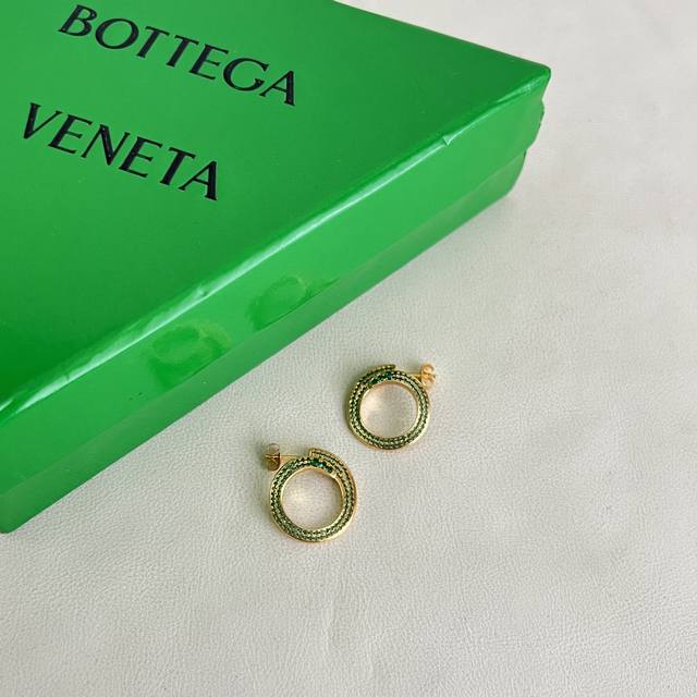 p80 Bottega Veneta Bv 耳钉 金属感十足 特别特别赞，整体细节非常令人惊喜，设计感十足，必须为世家的设计点个大大的赞，不仅带出个人自信及品味