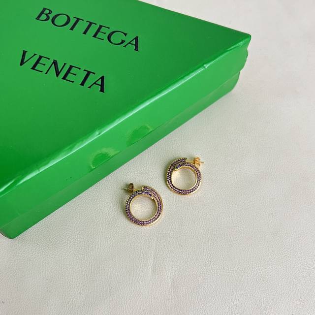p80 Bottega Veneta Bv 耳钉 金属感十足 特别特别赞，整体细节非常令人惊喜，设计感十足，必须为世家的设计点个大大的赞，不仅带出个人自信及品味