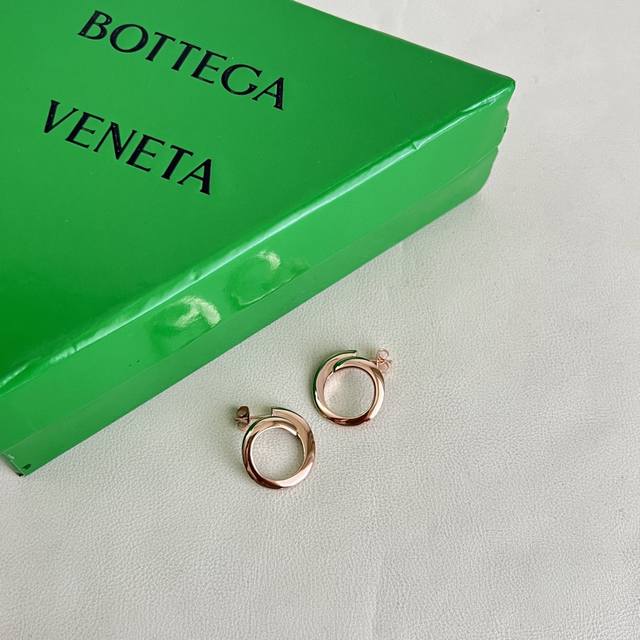 p80 Bottega Veneta Bv 耳钉 金属感十足 特别特别赞，整体细节非常令人惊喜，设计感十足，必须为世家的设计点个大大的赞，不仅带出个人自信及品味