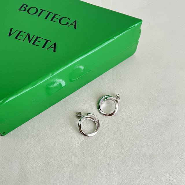 p80 Bottega Veneta Bv 耳钉 金属感十足 特别特别赞，整体细节非常令人惊喜，设计感十足，必须为世家的设计点个大大的赞，不仅带出个人自信及品味