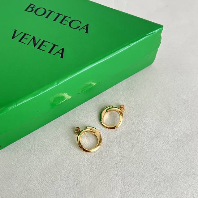 p80 Bottega Veneta Bv 耳钉 金属感十足 特别特别赞，整体细节非常令人惊喜，设计感十足，必须为世家的设计点个大大的赞，不仅带出个人自信及品味