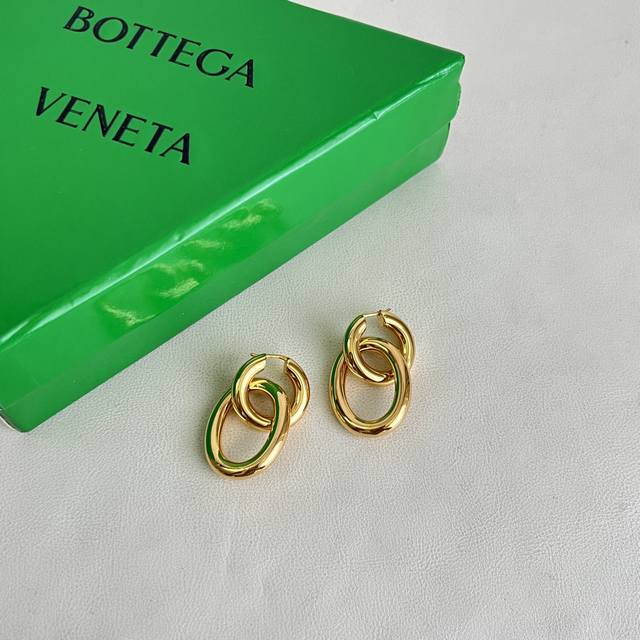 p100 Bottega Veneta Bv 耳环 金属感十足 特别特别赞，整体细节非常令人惊喜，设计感十足，必须为世家的设计点个大大的赞，不仅带出个人自信及品