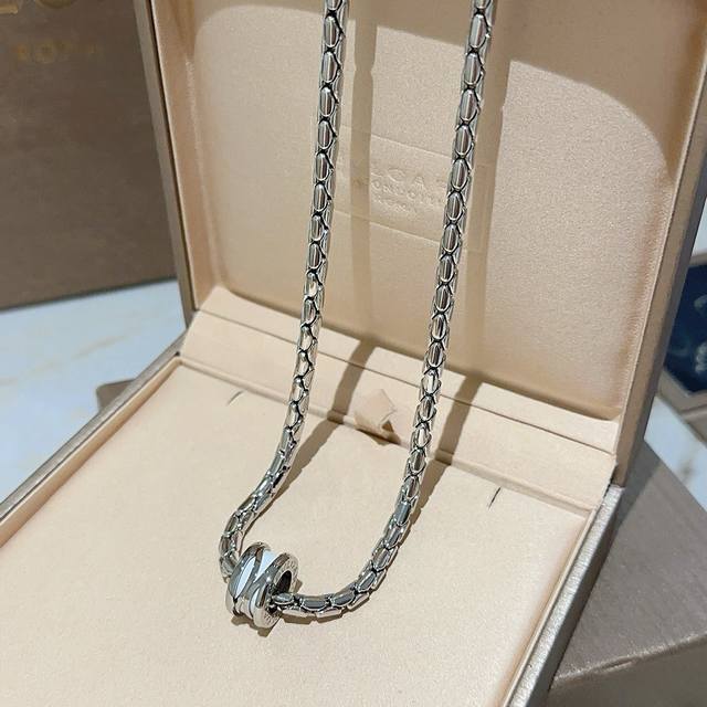 p180。宝格丽项链V金材质 。Bvlgari宝格丽 Divas‘ Dream 系列 品相完美，细节无敌，那种独特的色泽完全无可挑剔，再缀以经典指环外形设计，简