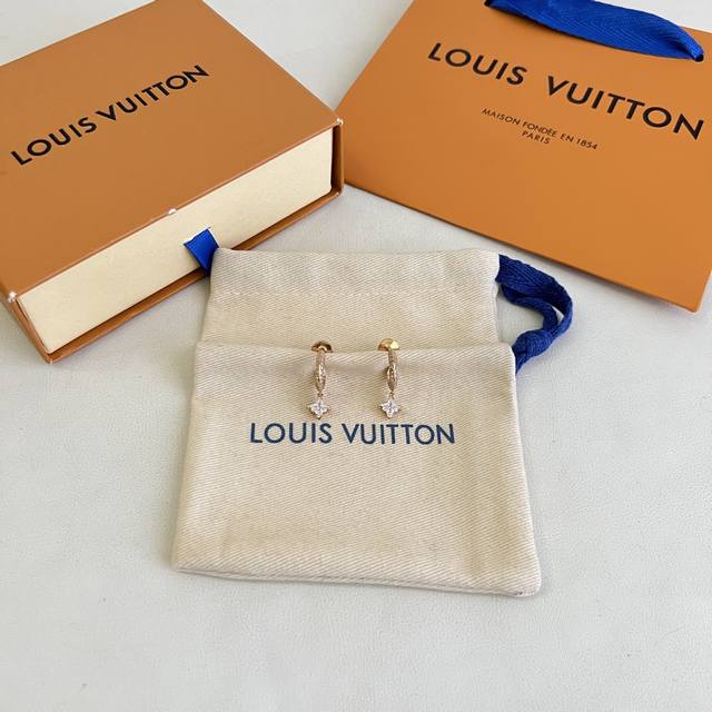 p100原单货 Lv 耳钉Louis Vuitton 路易威登 专柜一致材质 火爆款出货 设计独特 复古前卫。。