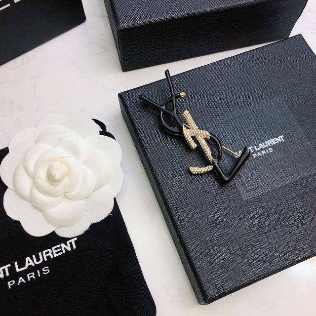 p80 Ysl Yves Saint Laurent 圣罗兰胸针 精镶单排钻 高端大气 完美比例 超级百搭