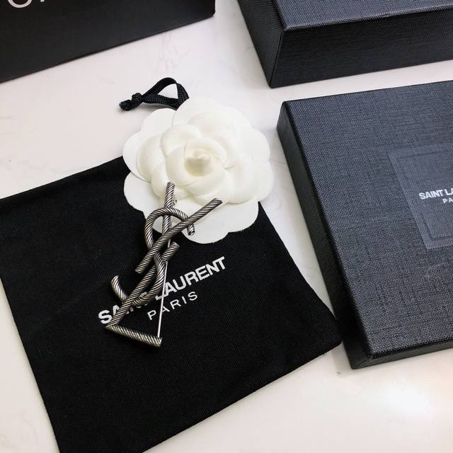 p70 Ysl Yves Saint Laurent 圣罗兰胸针 精镶单排钻 高端大气 完美比例 超级百搭