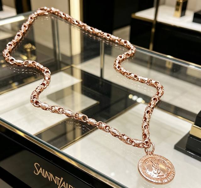 p160. New Yves Saint Laurent Divas' Dream necklace, made of V-gold. Perfect cond