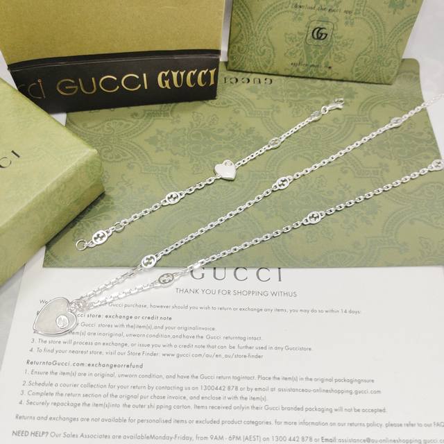 120Gucci这款吊坠以爱心行状为背景 融合镂空效果的互扣式双G图案和珍珠母效果珐琅材质 诠释了这款试图突破传统时尚束缚的渴望 精致繁复的细节与透明手法相结合