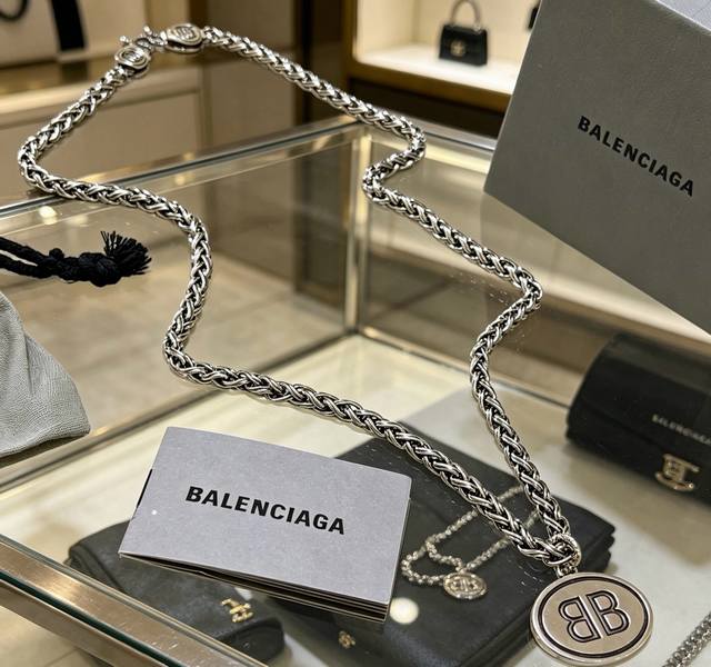 p180 原单货新品 巴黎世家项链 Balenciaga 新款项链专柜一致 细节做工精细 每个细节流程到位 设计工艺精细 火爆款出货 设计独特 K金风格 巴黎世