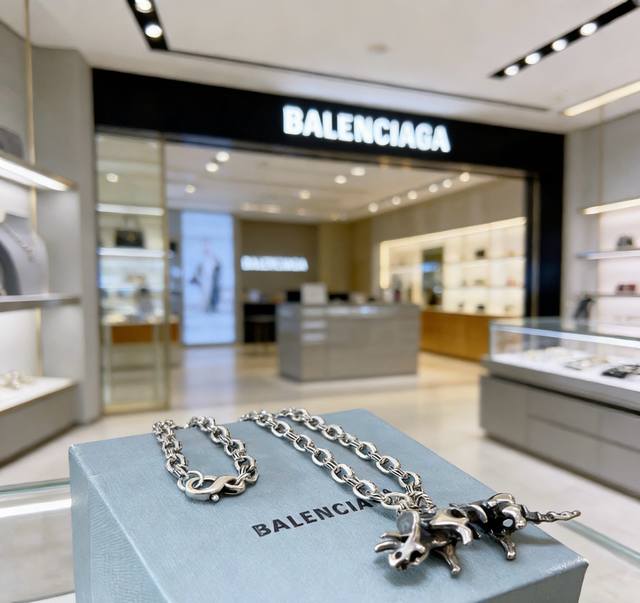 p150 原单货新品 巴黎世家项链 Balenciaga 新款项链专柜一致 细节做工精细 每个细节流程到位 设计工艺精细 火爆款出货 设计独特 复古风格 巴黎世