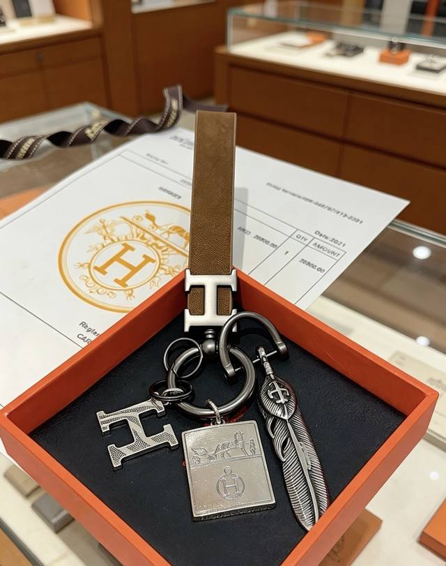 p100。新款Hermes爱马仕钥匙扣钥匙扣加厚版 铂金版。高级精工版 众多网红同款 爱马仕挂饰钥匙扣太考验师傅的手艺了 要确保每个细节都到位不简单 高端定制