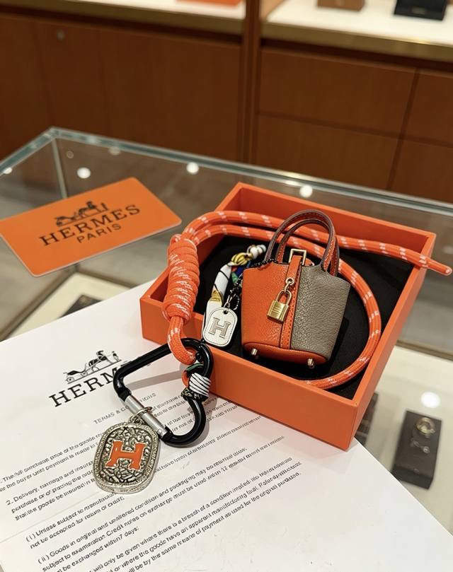 p100。新款Hermes爱马仕钥匙扣钥匙扣加厚版 铂金版。高级精工版 众多网红同款 爱马仕挂饰钥匙扣太考验师傅的手艺了 要确保每个细节都到位不简单 高端定制