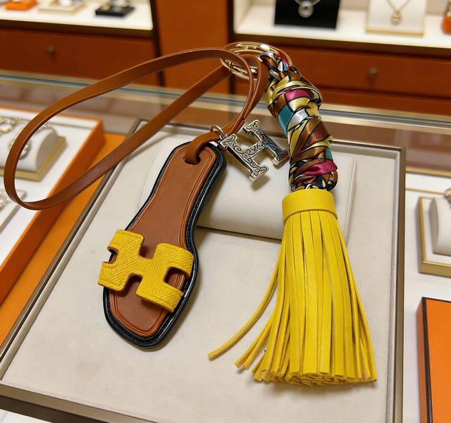 p110. New Hermes keychain, thickened platinum version. High-end craftsmanship, t