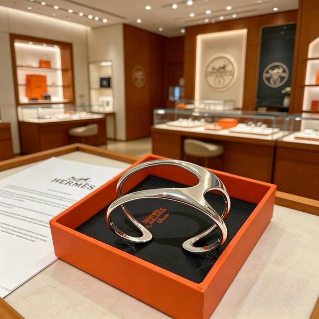 p150. Hermes bracelet, unisex, automatic adjustable opening. The pinnacle of jew