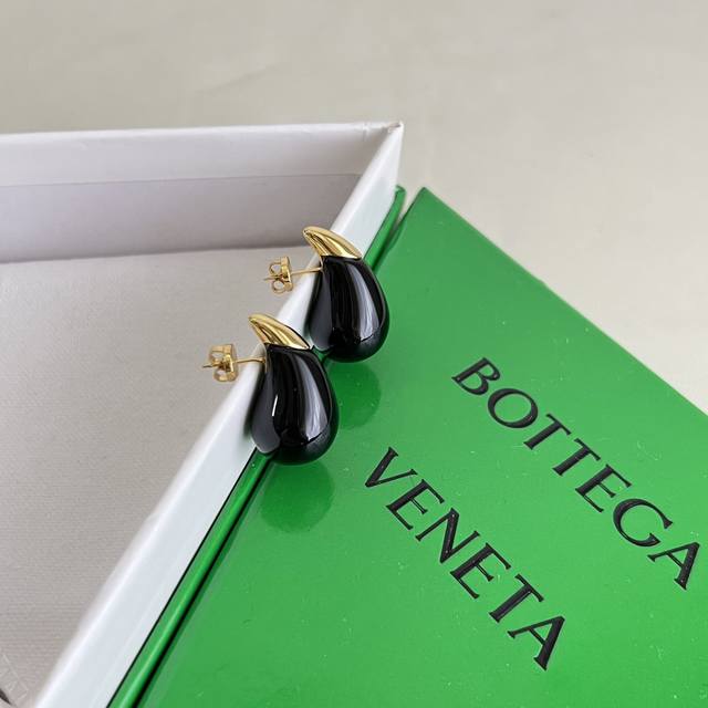 p90 Bottega Veneta Bv 耳钉 金属感十足 特别特别赞，整体细节非常令人惊喜，设计感十足，必须为世家的设计点个大大的赞，不仅带出个人自信及品味