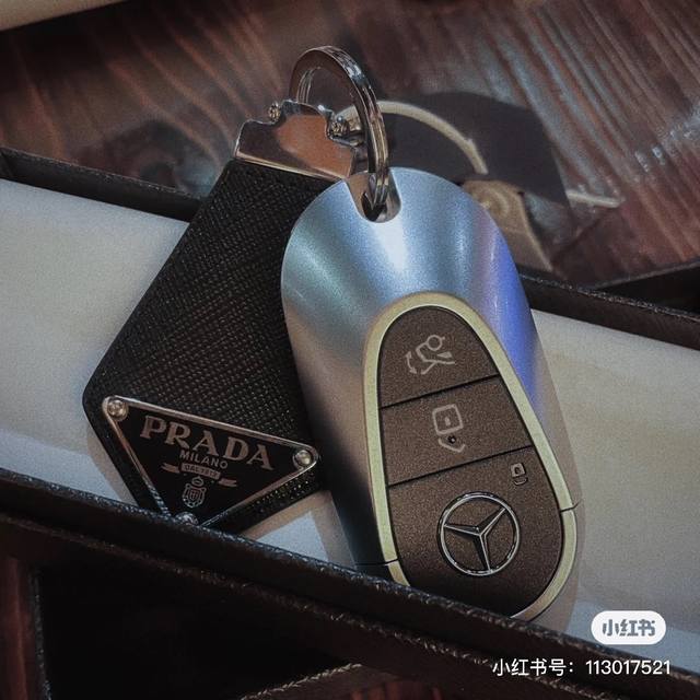 p80 prada 普拉达 三角形 钥匙扣 爆款新品 精致耐看 华丽登场,整体细节非常令人惊喜,典雅而时尚,突显法式高雅气息。 p80 prada 普拉达 三角形 钥匙扣 爆款新品 精致耐看 华丽登场,整体细节非常令人惊喜,典雅而时尚,突显法式高雅气息。
